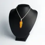 Srebrny wisior z bursztynem Srebrny wisior z bursztynem